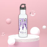 Garrafa Nome Personalizado de Wisteria de Aquarela<br><div class="desc">Este design apresenta elegantes flores de wisteria de aquarela em lavanda macia e roxo com folhas verdes em um fundo branco com seu nome abaixo em um roteiro de na moda púrpura. Personalize editando o texto na caixa de texto. Projetado para você pelo Evco Studio www.zazzle.com/store/evcostudio #casamento #festa #presentes #garrafas...</div>