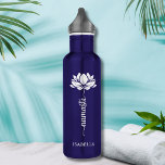 Garrafa Nome Personalizado do Namaste Whit Lotus Flower<br><div class="desc">Namaste White Lotus Fllower Modern Personalised Name Malhação desportiva Yoga Stainless Steel Water Bottle apresenta uma flor branca de lótus com o texto "namaste" no moderno roteiro de caligrafia manuscrito e personalizado com seu nome. Presente perfeito para amigos e família de aniversário, Natal, Dia de as mães, melhores amigos, amantes...</div>