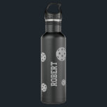 Garrafa Nome Personalizado do Pickleball Cinza Negra<br><div class="desc">Garrafa de água de pickleball preto e cinza monocromática personalizada com um simples monograma de bola e nome personalizado ou texto numa fonte de monograma desportivo retrô. Presente de excelente para homens, mulheres ou jovens ou jogadores de picleball adolescente com um visual clássico elegante e sutil e design moderno e...</div>