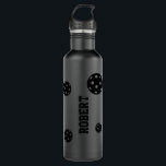 Garrafa Nome Personalizado do Pickleball Preto<br><div class="desc">Personalizou toda garrafa de água de pickleball personalizada estilo negro a preto com um simples monograma de bola e nome personalizado ou texto em uma fonte de monograma esportivo retrô. Presente de excelente para homens, mulheres ou jovens ou jogadores de picleball adolescente com um visual clássico elegante e sutil e...</div>