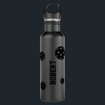 Garrafa Nome Personalizado do Pickleball Preto<br><div class="desc">Personalizou toda garrafa de água de pickleball personalizada estilo negro a preto com um simples monograma de bola e nome personalizado ou texto em uma fonte de monograma esportivo retrô. Presente de excelente para homens, mulheres ou jovens ou jogadores de picleball adolescente com um visual clássico elegante e sutil e...</div>