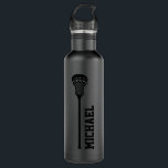 Garrafa Nome Personalizado Lacrosse Preto<br><div class="desc">Uma garrafa de água de lacrosse personalizada com estilo negro a preto com um simples monograma de lacrosse e nome personalizado ou texto em um monograma de esporte retrô. presente de excelente para homens, mulheres ou jovens jogadores de lacrosse com um visual elegante e sutil de esporte clássico e design...</div>