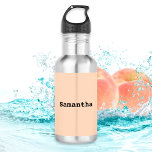 Garrafa Nome Personalizado Minimalista Simples em Bege Cla<br><div class="desc">Feito de aço inoxidável,  esta garrafa de água elegante apresenta um design minimalista e sofisticado. Basta clicar em 'Personalizar' para adicionar o nome de sua escolha,  e ele aparecerá no centro do design em um fundo bege claro. Você poderá visualizar o resultado antes de finalizar a compra.</div>