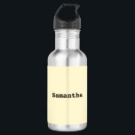 Garrafa Nome Personalizado Simples Amarelo na moda Minimal<br><div class="desc">Feita de aço inoxidável,  essa garrafa de água de moda apresenta um design elegante e minimalista. Basta clicar em 'Personalizar' para adicionar o nome de sua escolha e ele aparecerá no centro do design em um fundo amarelo-claro. Você poderá visualizar o resultado antes de sair.</div>