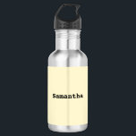 Garrafa Nome Personalizado Simples Amarelo na moda Minimal<br><div class="desc">Feita de aço inoxidável,  essa garrafa de água de moda apresenta um design elegante e minimalista. Basta clicar em 'Personalizar' para adicionar o nome de sua escolha e ele aparecerá no centro do design em um fundo amarelo-claro. Você poderá visualizar o resultado antes de sair.</div>