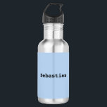Garrafa Nome Personalizado Simples Minimalista Azul Claro<br><div class="desc">Esta garrafa de água de aço inoxidável apresenta um design chic,  minimalista. Basta clicar em 'Personalizar' para adicionar o nome de sua escolha e ele aparecerá no centro do design em um plano de fundo azul. Você poderá visualizar o resultado antes de sair.</div>
