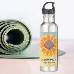 Garrafa Nome personalizado Yoga Instrutor Sunflower<br><div class="desc">Este frasco de água para instrutores de ioga botânica moderno é decorado com um girassol amarelo sobre fundo de aquarela. Facilmente personalizável. Use a Ferramenta Design para alterar o tamanho, o estilo ou a cor do texto. À medida que criamos a nossa trabalho de arte, não encontraremos esta imagem exata...</div>