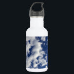 Garrafa Nuvens Puffy No Céu Azul<br><div class="desc">Um banco de nuvens brancas indefinidas se quebra em pequenas peças sábia através do quadro da fotografia vertical. O cobrir da nuvem é mais denso à esquerda e mais esparso à direita, revelando um céu azul profundo que é escuro perto do topo da foto e mais claro perto do fundo....</div>