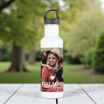 Garrafa O CORAÇÃO BEM TE AMA Foto do Dia de as mães MÃE<br><div class="desc">Bonito Amor Coração Você Mãe Garrafa de Água Fotográfica Dia de as mães apresenta sua foto favorita com o texto "(coração amoroso) você Mãe" em um roteiro branco moderno com seus nomes abaixo. Personalize editando o texto na caixa de texto fornecida e adicionando sua própria imagem. Elaborado por ©Evco Studio...</div>