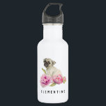 Garrafa O Pug e as peônias | adicionam seu nome<br><div class="desc">Esta é uma pintura da aguarela de um pug do filhote de cachorro que senta-se no meio das flores da peônia. As flores estão começando como um botão à direita e estão florescendo lentamente ao seu mais completo enquanto vai à esquerda.</div>