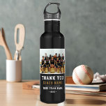 Garrafa Obrigado Treinador Equipe Nome Foto<br><div class="desc">Obrigado Coach Team Name e Team Photo Steel Garrafa. Personalize com seu nome de treinador,  nome da equipe e ano. Você pode mudar qualquer texto no frasco ou apagá-lo. Um presente de excelente para um treinador! Adicione uma foto da equipe.</div>