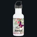 Garrafa Obter Colagem Inspirada de Frente e Borboleta Rosa<br><div class="desc">Uma garrafa de água com o ditado: Inspire-se. A palavra inspirada é escrita em uma fonte legal de script de tendência. Projetado com uma elegante borboleta magenta rosa com sotaques roxos. Os elementos pretos do grunge ao longo do lado são colocados sobre uma colagem vintage de ponta, com rosas cor-de-rosa...</div>