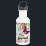 Garrafa Obter Colagem Inspirada de Frente e Borboleta Rosa<br><div class="desc">Uma garrafa de água com o ditado: Inspire-se. A palavra inspirada é escrita em uma fonte legal de script de tendência. Projetado com uma elegante borboleta magenta rosa com sotaques roxos. Os elementos pretos do grunge ao longo do lado são colocados sobre uma colagem vintage de ponta, com rosas cor-de-rosa...</div>