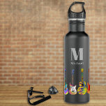 Garrafa Padrão colorido do violão no nome de adição preto<br><div class="desc">Guitarras elétricas engraçadas, guitarras acústicas e guitarras semiacústicas padrão em frasco de água monograma personalizado preto em cores brilhantes da pop vibrante. Um presente de ideias para professores de música, guitarristas, músicos e estudantes de música. Fácil de personalizar usando o modelo de nome e inicial do monograma. Esta divertida design...</div>