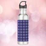 Garrafa Padrão das estrelas preto branco fundo roxo<br><div class="desc">Você gosta do padrão das estrelas? Um padrão estelar bonito composto por estrelas pretas e brancas sobre fundo roxo.</div>