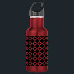 Garrafa Padrão de diamante preto e vermelho<br><div class="desc">Um padrão gráfico arrojado de formas de diamante preto e branco. Cada um dos diamantes brancos contém um pequeno fazer preto de diamante preto,  a cor dominante do design original. Imagem criada digitalmente. Copyright © 2013 Claire E. Skinner. Todos os direitos reservados.</div>