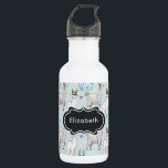 Garrafa Padrão de Llama bonito nas Bolinhas<br><div class="desc">Garrafa de água personalizada com um padrão fofo com lhamas brancas. Um está deitado, um está segurando uma flor na boca dele, e um está olhando para você desconfiadamente. Estes animais têm um grande caráter encantador. Colocado sobre um fundo de bolinhas verde. Um quadro de estilo de vintage do rico...</div>