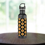 Garrafa Padrão Floral Amarelo Dahlia em Preto<br><div class="desc">Tire a sede desta moenda de água de aço inoxidável que mostra a foto embrulhada de uma flor de Dahlia amarela em fundo preto e impressa em um padrão repetitivo. Selecione a cor do frasco. Um design floral divertido!</div>