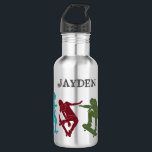 Garrafa Para Colagem de Gráficos Skateboarders<br><div class="desc">Mantenha o seu skater favorito hidratado em viagens ao parque de skates com esta garrafa de água personalizada. Apresenta ilustrações do estilo silhueta de skatistas em amarelo-mostarda,  azul-turquesa,  vermelho-escuro,  verde e laranja-ferrugem e está pronto para ser personalizado com um nome em letras coloridas de cinza carvátil.</div>