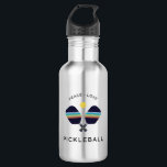 Garrafa Paz, Amor e Pickleball<br><div class="desc">Seu esquadrão de picleball ou amante de picleball em sua vida vai adorar essa garrafa d'água de picleball! Possui um par de pás-de-picleball riscado em cinzas escuras,  azul,  lacre,  amarelo e laranja e a frase "Paz,  Amor e Pickleball". Parte de uma coleção da Parcel Studios.</div>