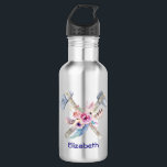 Garrafa Penas e flores personalizadas de Tomahawk<br><div class="desc">Um design de aquarela nativo americano. Um tomahawk e uma machadinha cruzaram, em seu centro, um buquê de penas e bonito flores rosa e amarelas. Um legal design de tema nativo americano com um floco hippy boho. Personalize com um nome.</div>