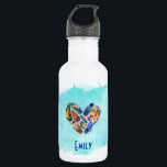 Garrafa Penas Em Forma De Coração Personalizadas<br><div class="desc">Uma garrafa de água branca com uma design de coração de aquarela fofa feita com penas e uma cinta azul brilhante de tinta aquosa atrás. Personalize com um nome.</div>