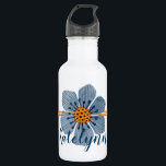 Garrafa Personalizada de Água Azul e Flor Laranja<br><div class="desc">Esta garrafa d'água apresenta um estilo aquarela ilustrando uma flor azul clara com um centro laranja contra três bandas laranja. Seu nome ou outro texto personalizado é soletrado abaixo em um script azul claro. Use o campo modelo para inserir seu próprio nome ou outra mensagem.</div>