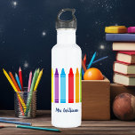 Garrafa Personalizado do Professor Elementar Crayon Cute<br><div class="desc">Garrafa de água do professor fundamental. Uma bela Semana de Apreciação de Professores ou presente de fim de ano para uma aula de jardim de infância dar a seu professor primário. Personalizado feito com sua própria mensagem. Personalize com seu nome ou texto sob o arco-íris fofo de lápis. Uma garrafa...</div>