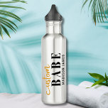 Garrafa Personalizar Babe Engraçado Dizendo Nome Personali<br><div class="desc">Costume Babe Funny Say Personalised Name Water Bottle apresenta um simples design com o texto "bebezinho personalizado" na tipografia moderna de escrita de caligrafia em preto e ouro e personalizado com seu nome. Perfeito para um presente divertido para a mãe, melhores amigos, namorada, para o aniversário, Natal, feriados, Dia de...</div>