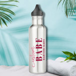 Garrafa Personalizar Babe Engraçado Dizendo Nome Personali<br><div class="desc">Costume Babe Funny Say Personalised Name Water Bottle apresenta um simples design com o texto "baby personalizado" na tipografia de um script de caligrafia rosa moderno e personalizado com seu nome. Perfeito para um presente divertido para a mãe, melhores amigos, namorada, para o aniversário, Natal, feriados, Dia de as mães...</div>