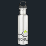 Garrafa Pickleball Personalizado<br><div class="desc">Garrafa de água de pickleball personalizada com um monograma de pílula e bola e nome personalizado ou texto em uma fonte clássica,  simples e masculina e monográfica. Presente de excelente para qualquer jogador de picleball e garrafas de água de equipe correspondentes!</div>