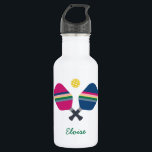 Garrafa Pickleball Sport Strike Paddle Nome Personalizado<br><div class="desc">Uma garrafa de água desportiva divertida e vibrante,  com tema "picleball",  que apresenta pás listradas em blues,  pinks,  verde e amarelo e um nome personalizado numa letra casual. Um presente maravilhoso para o jogador de piquenique ou fã em sua vida!</div>
