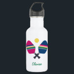 Garrafa Pickleball Sport Strike Paddle Nome Personalizado<br><div class="desc">Uma garrafa de água desportiva divertida e vibrante,  com tema "picleball",  que apresenta pás listradas em blues,  pinks,  verde e amarelo e um nome personalizado numa letra casual. Um presente maravilhoso para o jogador de piquenique ou fã em sua vida!</div>