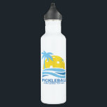 Garrafa Pickleball Tropical Palm Tree Sun Seu Texto Person<br><div class="desc">Uma garrafa de água esportiva com um design de picleball divertido de um "sol de picleball" enquadrado por uma palmeira tropical e ondas oceânicas. Adicione duas linhas de texto personalizado para personalizar. Faz um presente de excelente para qualquer jogador de picleball, clube ou organizador de equipe, companheiro de equipe ou...</div>