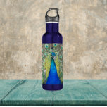 Garrafa Plumagem de Peste Azul<br><div class="desc">Acaba a sede enquanto se desloca com esta garrafa de água de aço inoxidável,  que apresenta uma foto embrulhada de um lindo Pavão azul com uma plumagem de penas colorida. Selecione a cor da garrafa de água.</div>