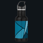 Garrafa Polígonos Teais abstrato<br><div class="desc">Inspirada por um vidro colorido, este na moda geométrico contém polígonos em vários tons de lacrimejo esboçado em preto. Um triângulo azul-esverdeado pálido cai da parte superior direita com um conjunto de quadrangulares progressivamente mais escuros e outras formas espiralando ao redor dele de luz a escuro. Duas formas escuras e...</div>