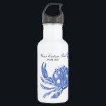Garrafa Praia náutica do costume do caranguejo azul do<br><div class="desc">Comemore o verão, o oceano e a praia com este design náutico do caranguejo azul do vintage. Uma ilustração gravada rústica do caranguejo azul é ajustada contra um fundo devista tan. Adicione seu texto feito sob encomenda - monograma, nome de família, nome da casa de praia, ano estabelecido, etc. -...</div>