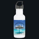 Garrafa Praia Tropical com Casamento de Guarda-chuvas Atin<br><div class="desc">Garrafa de água para comemorar seu dia de casamento. A letra manuscrita da Trendy diz: "Feliz Casado". Projetado com uma fotografia de uma praia de caribe tropical cênica. Uma praia branca arenosa e águas azuis cristais com um guarda-chuva compacto a solo. Secudido e sereno. Personalize com seus nomes e data...</div>