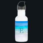 Garrafa Praia tropical com Monograma de Mar Turquesa<br><div class="desc">Uma garrafa de água monograma com uma praia tropical arenosa. Um belo mar de turquesa à distância e águas cristalinas acariciando uma praia arenosa. Um céu azul brilhante no fundo.</div>