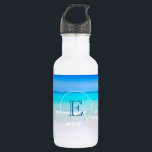 Garrafa Praia tropical com Monograma de Mar Turquesa<br><div class="desc">Uma garrafa de água monograma com uma praia tropical arenosa. Um belo mar de turquesa à distância e águas cristalinas acariciando uma praia arenosa. Um céu azul brilhante no fundo.</div>