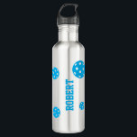 Garrafa Prata Azul Personalizada do Pickleball<br><div class="desc">Garrafa personalizada de aço inoxidável prateado e garrafa de água de pickleball azul brilhante e ciano, com um simples monograma de bola e nome personalizado ou texto em uma fonte de monograma retrô esportivo. Presente de excelente para homens, mulheres ou jovens ou jogadores de picleball adolescente com um visual clássico...</div>