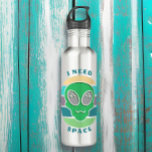 Garrafa Preciso De Espaço | Funny Vintage Alienígena Pun<br><div class="desc">As cores são azul,  verde e púrpura com um pôr do sol e face alienígena antigos. Engraçado trocadilho extraterrestre,  "Preciso de espaço."</div>