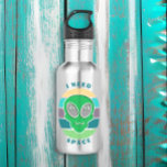 Garrafa Preciso De Espaço | Funny Vintage Alienígena Pun<br><div class="desc">As cores são azul,  verde e púrpura com um pôr do sol e face alienígena antigos. Engraçado trocadilho extraterrestre,  "Preciso de espaço."</div>