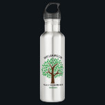 Garrafa Presente de Manutenção Personalizada de Reunião da<br><div class="desc">Personalize esta garrafa de água personalizada em verde para a próxima reunião familiar. Personalize com o sobrenome de sua família acima das folhas verdes com o evento e o ano abaixo do desenho da natureza. Presentes de árvore genealógica.</div>