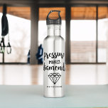 Garrafa "Pressão Faz Ouros"<br><div class="desc">Design personalizado com uma mensagem motivacional.</div>