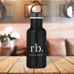Garrafa preto e branco mínimo Elegante clássico monograma<br><div class="desc">Um design de monograma minimalista com grandes iniciais tipográficas em uma fonte clássica com seu nome abaixo em um simples fundo preto. O presente ou acessório perfeitamente personalizado!</div>