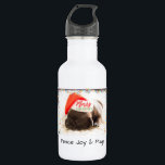 Garrafa Pug Festivo no Red Santa Hat com Luzes de Natal<br><div class="desc">Uma garrafa d'água com uma fotografia adorável de um filhote de cachorro dormindo enquanto veste um chapéu vermelho de santa. Feliz Natal está escrito na banda de seu chapéu, em uma moda manuscrita, nas cores festivas vermelho e verde. Luzes de Natal penduradas no topo criam fôlego de férias sazonal adicional....</div>