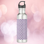 Garrafa Púrpura Coração Padrão Fundo Branco<br><div class="desc">Você gosta de padrões cardíacos? Você é fã da cor púrpura? Uma garrafa de água fofa tem um padrão de corações roxos num fundo branco</div>