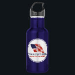 Garrafa Quarto patriótico do costume americano da bandeira<br><div class="desc">Comemore o vermelho, branco e azul com esta garrafa de água americana da bandeira dos EUA que caracteriza um divertimento e um design festivo da bandeira dos EUA e 2 linhas de texto feito sob encomenda (pode ser suprimido). Aperfeiçoe para todo seu verão, 4o de julho e celebrações patrióticas. Verifique...</div>
