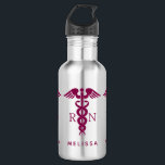 Garrafa Red Caduceus Nurse Símbolo Médico<br><div class="desc">Garrafa de água personalizada com um símbolo de cadáço na moda vermelho com as letras R N em ambos os lados. Design minimalista simples.</div>